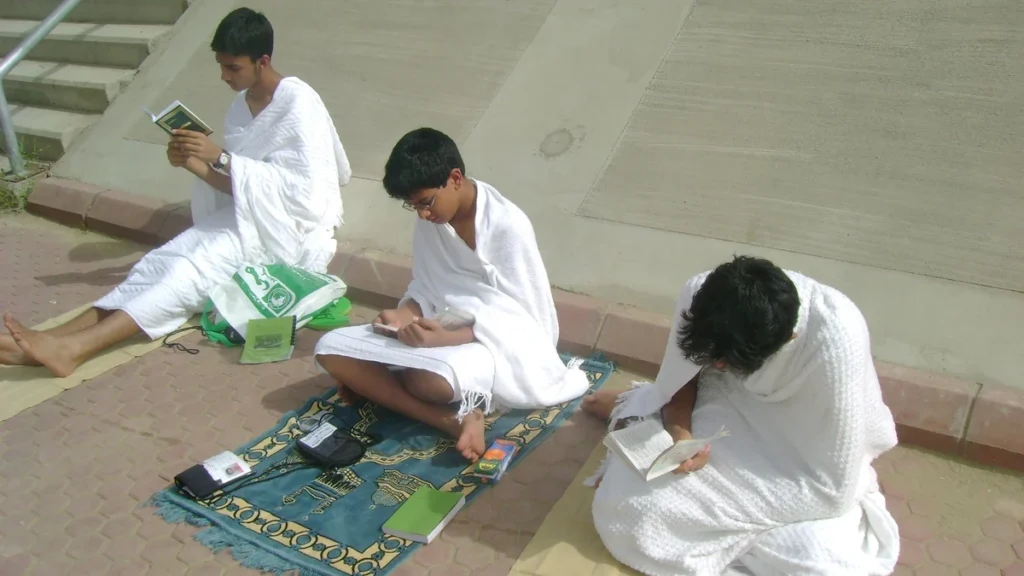Pilgrims in ihram reading at Arafat