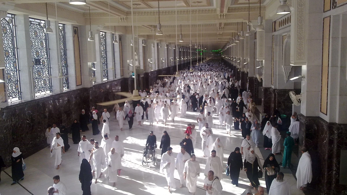 Pilgrims in the Sai gallery between Safa and Marwah