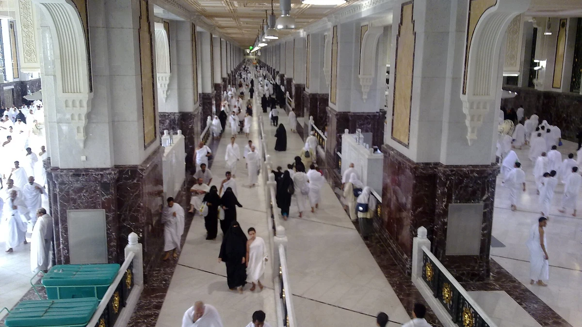 The separated walkway in the Sai gallery