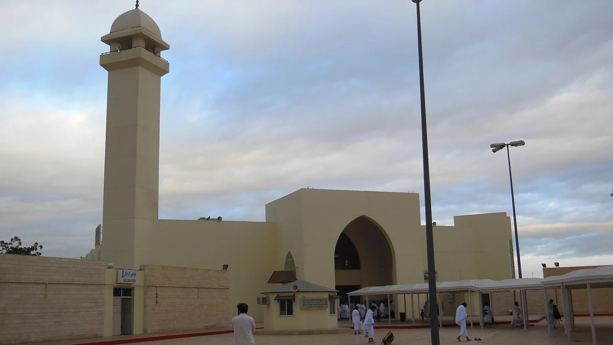 The miqat mosque at Qarn al-Manazil, al-Sayl al-Kabir, with its minaret